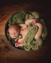 Load image into Gallery viewer, Rainbow Baby Photoshoot, Newborn photoshoot, Rainbow Bow Tie, Rainbow Baby, Photography by https://www.lovingmemoriespa.com/